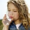 Niña bebiendo agua girl water