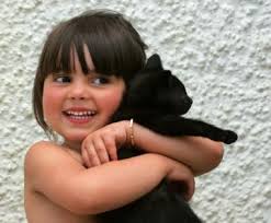hermandadblanca nina abrazando al gato Comunicación Telepática con Animales – María V. Simona