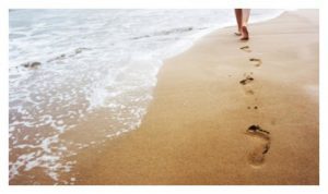 Caminar-descalza-por-la-playa