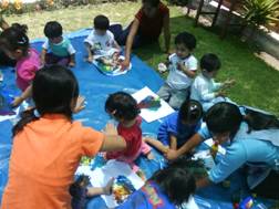 Niños pintando