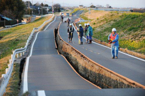 CRISIS JAPON 2011 - Carreteras destrozadas por el terremoto