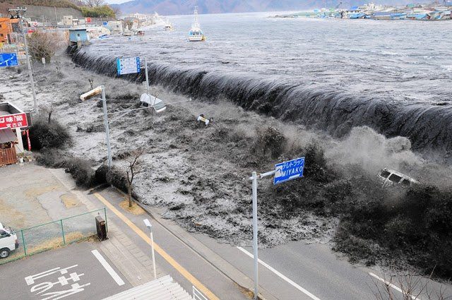 CRISIS JAPON 2011 - El Tsunami deborando Japon 02