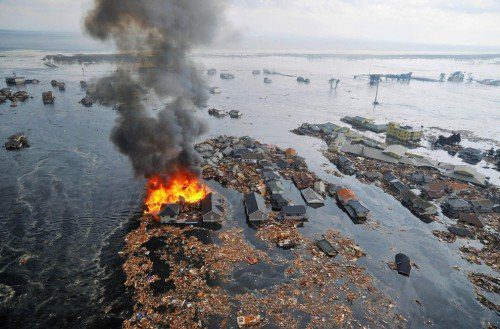 CRISIS JAPON 2011 - El Tsunami deborando Japon 03