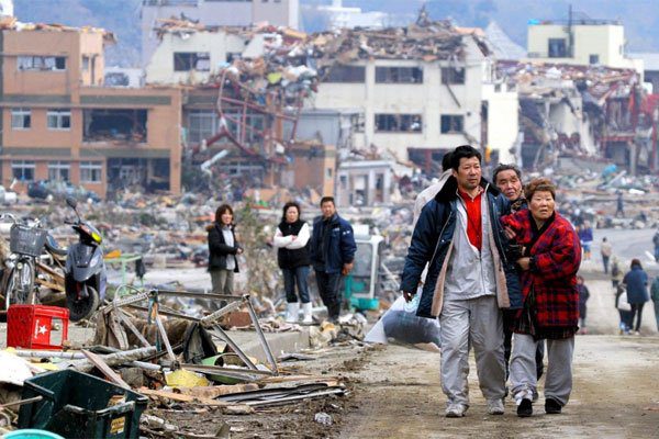 CRISIS JAPON 2011 - Familias sin hogar desoladas por el terremoto y el tsunami