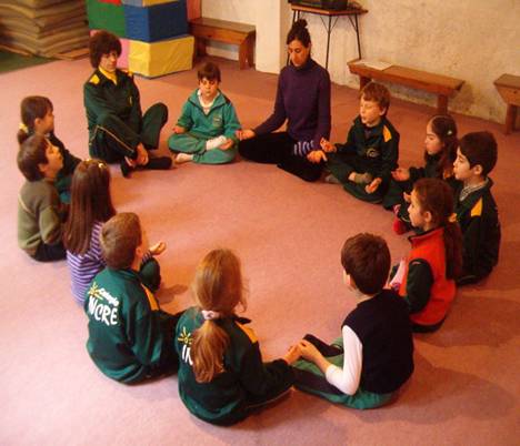 Pedagogia 3000 Niños meditando