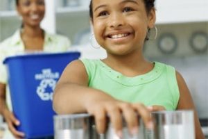 Cómo inculcar el hábito de reciclar a los niños