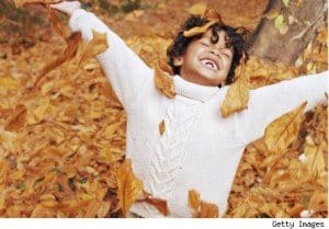 niño feliz hojas otoño hermandadblancaorg