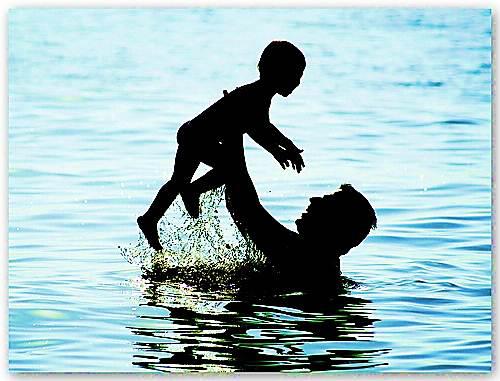 Niño y hombre en el mar hermandadblanca.org