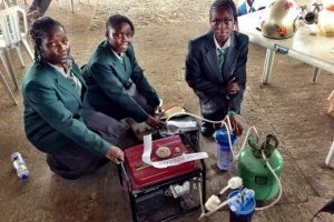 Adolescentes nigerianas construyen generador eléctrico con orina