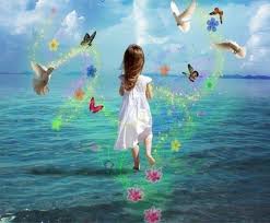 niña corriendo por el mar con mariposas