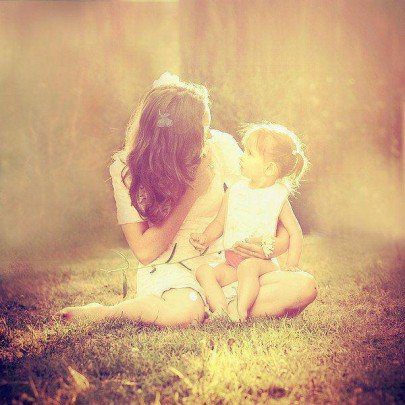 Mama y niño con luz