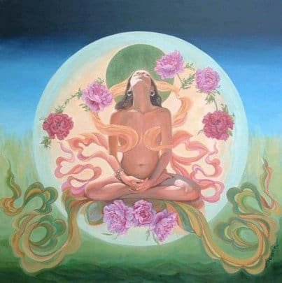 mujer meditando con la luna de fondo