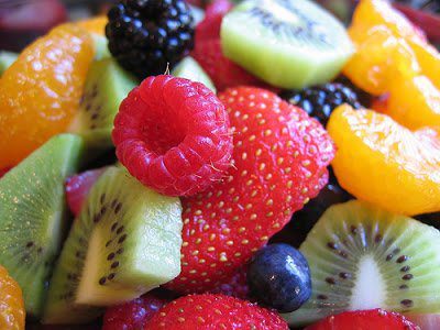 frutas kiwi frambuesas uva