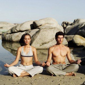 hombre y mujer meditando
