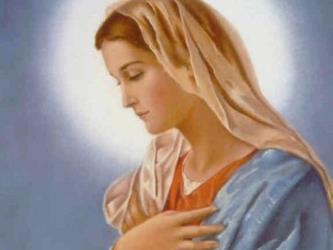 Madre María con aura blanca y manos en el corazón