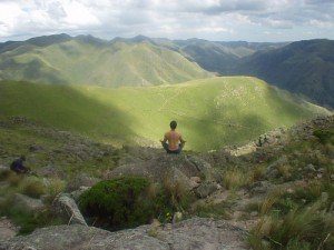 meditacion frente a paisaje montañoso