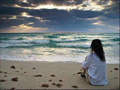 Mujer mirando el mar la vida bella