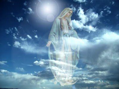 madre maria en cielo azul con las manos abiertas Madre Divina