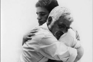 Los abrazos, Generadores de Felicidad por Carmen Moriana