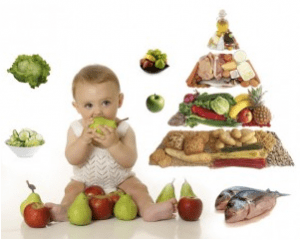Bebé con fruta, dieta, comida sana