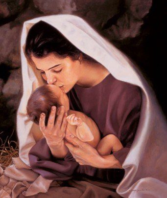 Madre María besando a un bebé