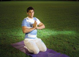 deportista haciendo yoga