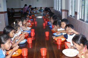 hermandadblanca chankuap enfermeras mundo comedor 2014 620×415.jpg - Fundación Chankuap (Ecuador) y Enfermeras Para el Mundo, solicitan ayuda para combatir la malnutrición de niños y niñas en la Amazonía ecuatoriana, Diciembre 2014 - hermandadblanca.org