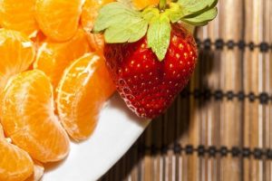 Frutas fresa y naranja