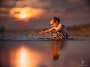 hermandadblanca nina jugando en el agua 300×222.jpg - La Creación se Hace Consciente de su Esencia ~ Graciela Bárbulo - hermandadblanca.org