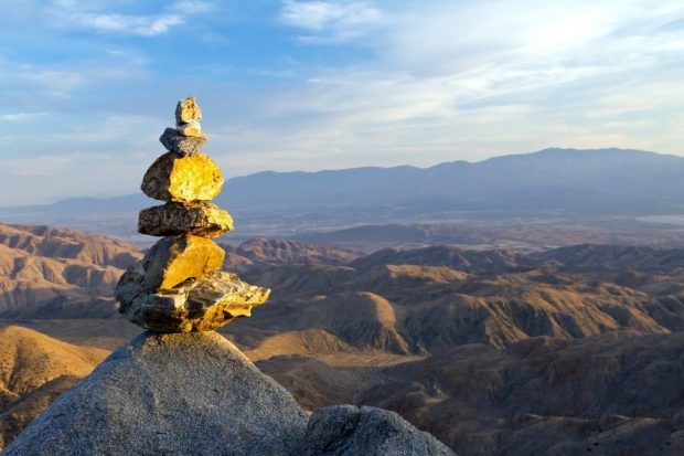 Piramide de rocas en montañas del desierto - feng shui