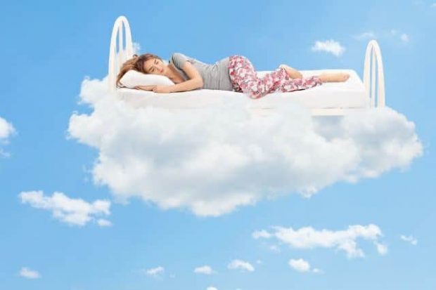 mujer durmiendo en una nube recordar sueños