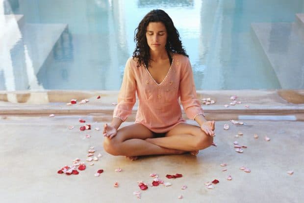 hermandadblanca org 20160623 meditacion yoga respiracion consciente piscina agua rosas meditar 620×413.jpg - ¿Qué es para ti relajarse? - hermandadblanca.org