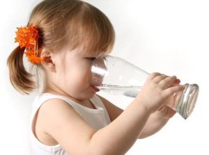 Conoce los beneficios de beber agua en ayunas para la familia
