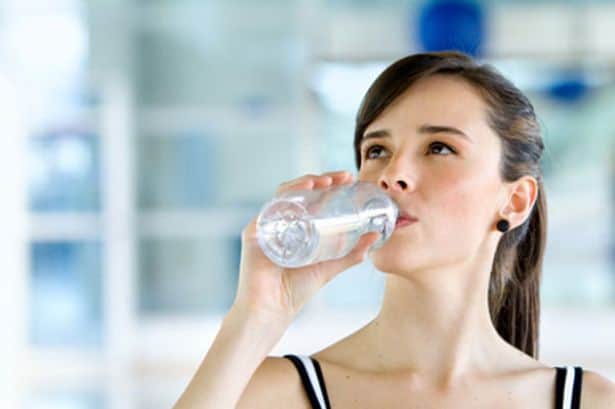 Conoce los beneficios de beber agua en ayunas