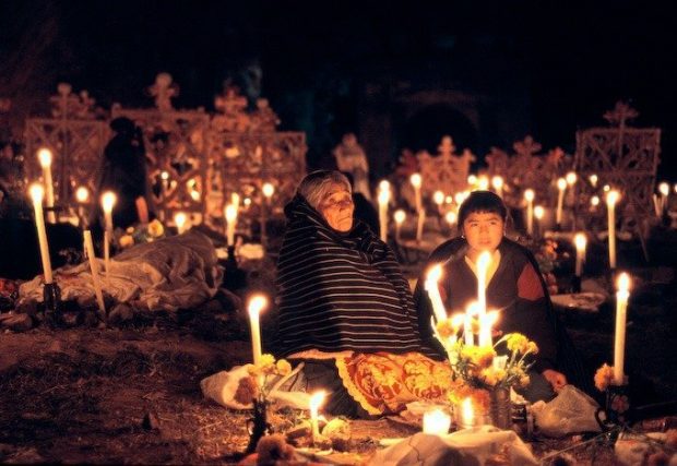 Dia de los Muertos: Nachtwache auf dem Friedhof.  - Dia de los Muertos: Keeping vigil on the graveyard.