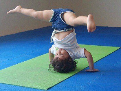 niños practicando yoga