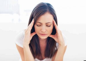 Portrait of stressed woman having head pain - Como lidiar con la ansiedad: 4 pasos para retomar el control - hermandadblanca.org
