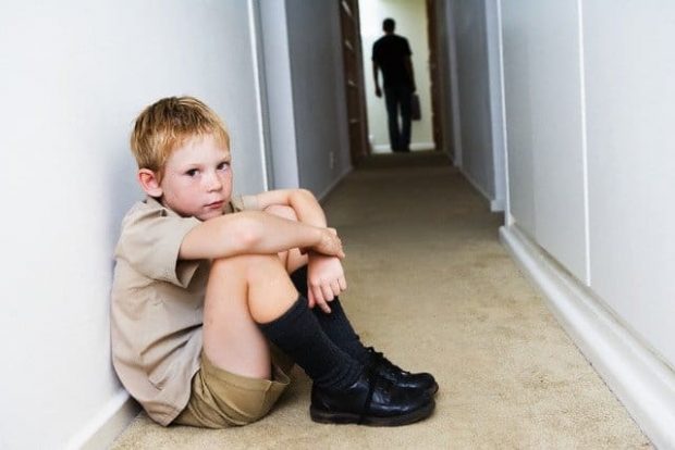 Boy Sitting in Hallway - Superar a un padre tóxico parte I: Crecí con un padre sádico - hermandadblanca.org
