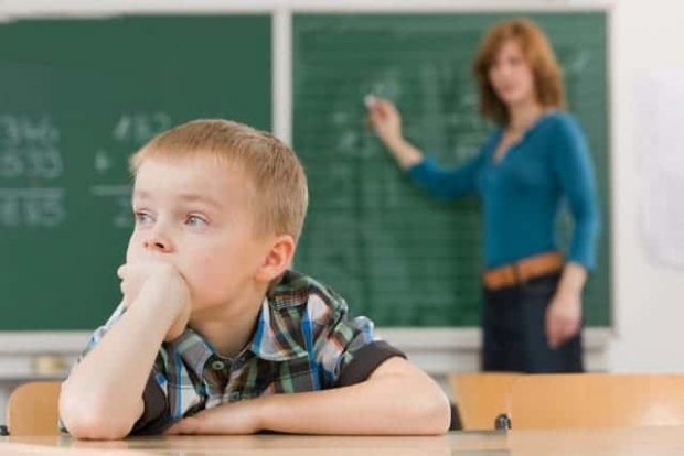 Distracted Student in Classroom - Reconoce los síntomas del trastorno TDAH - hermandadblanca.org