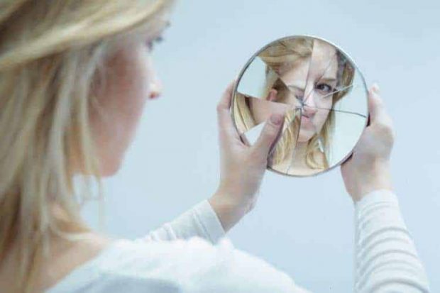 20180117 willyhern39164 id137132 Girl Looking In Mirror 750×500 - Puedes Aumentar tu Autoestima, 10 claves poderosas - hermandadblanca.org