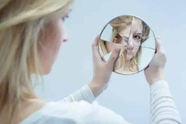 20180117 willyhern39164 id137132 girl looking in mirror 750×500 620×413.jpg - ¡Puedes Aumentar tu Autoestima! Conoce 10 claves poderosas para que pongas en práctica - hermandadblanca.org