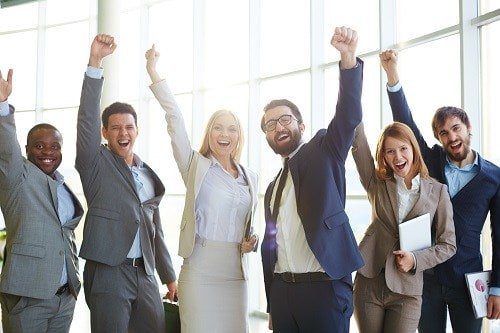 Excited co workers - Tres actitudes que te darán éxito en el trabajo - hermandadblanca.org