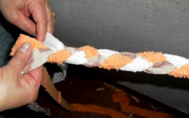 20180222 kikio327154 id143668 3 - Aprovechando materiales viejos: Haz un tapete de toallas para tu cuarto de baño - hermandadblanca.org