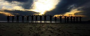 20180308 carolina396 id144519 varias personas dandose la mano en la playa fuente pixabay - Siente Las Vibraciones de la Nueva Tierra, mensaje de Judas Iscariote - hermandadblanca.org