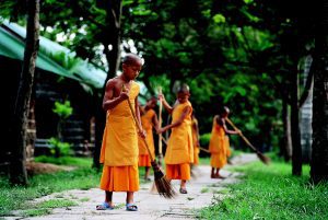 id145947 novices sweeping - ¿Sabes cómo hacer limpieza del Hogar? Para saberlo, lee estos Consejos de un Monje Budista - hermandadblanca.org