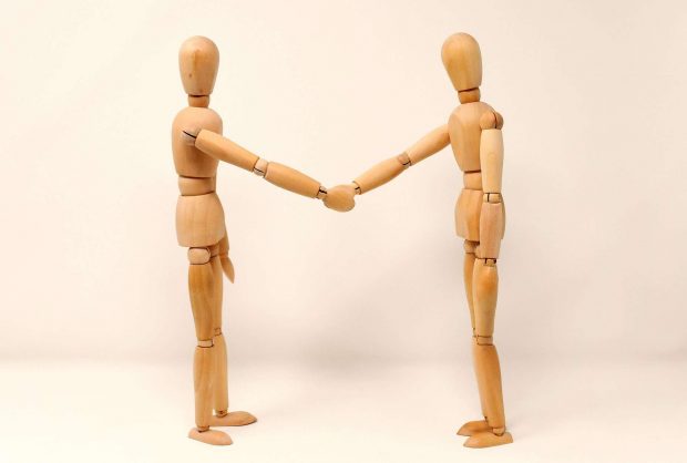 Ego: Dos personas dándose la mano