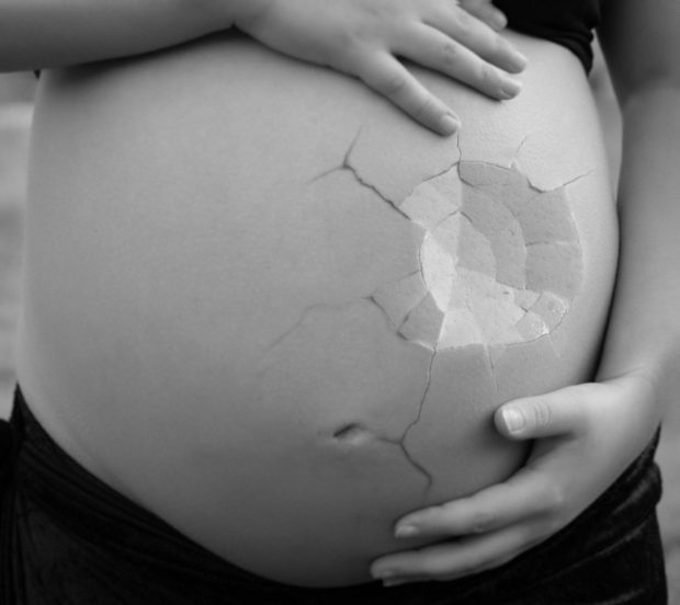 panza de embarazada destruida en duelo perinatal duelo perinatal ID160111 - hermandadblanca.org