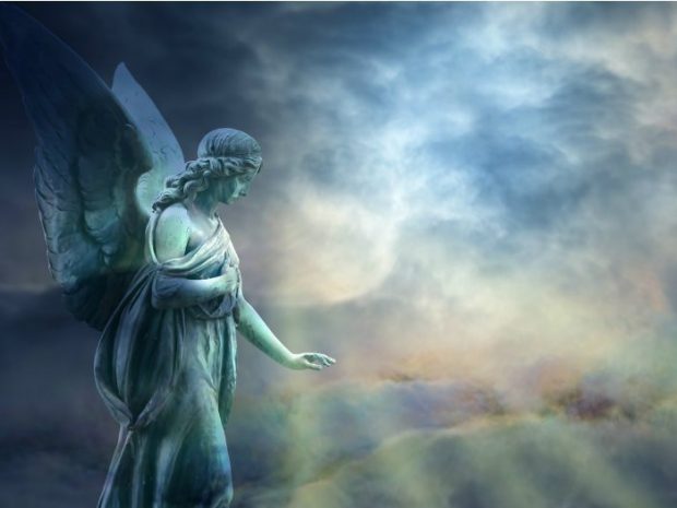 Mensajes diarios del Arcángel Gabriel 1 Beautiful angel in heaven with divine rays of light - hermandadblanca.org
