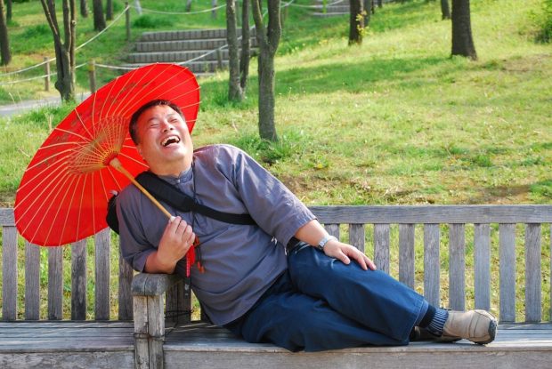 hombre con paraguas rojo feliz en que puedo hacer para poder contrarrestar el estres en mi vida de manera facil ¿qué puedo hacer para poder contrarrestar el estrés en mi vida, de  ID172112 - hermandadblanca.org