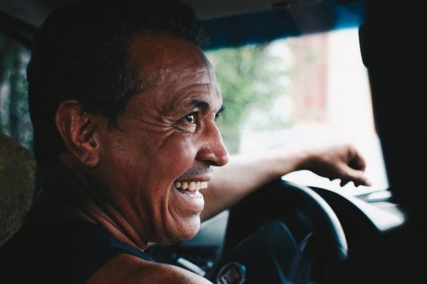 hombre taxista feliz riendo en que puedo hacer para poder contrarrestar el estres en mi vida de manera facil ¿qué puedo hacer para poder contrarrestar el estrés en mi vida, de  ID172112 - hermandadblanca.org